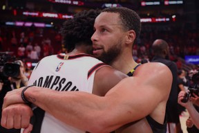 壹号娱乐-关于库里回归赛场，赛事规则更新首场状态亮眼，热火观众沸腾！的信息