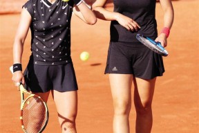 壹号娱乐-江南雷霆队鏖战蓬莱金雕队，马拉松邀请赛读秒绝平，转换速度占优。豪门底蕴再次显现的简单介绍