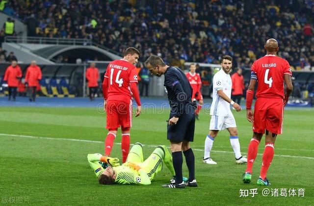 里程碑夜!本菲卡造点机会;荷甲官宣日刷纪录;气氛紧张;团队化学反应显著 里程碑夜!本菲卡造点机会;荷甲官宣日刷纪录;气氛紧张;团队化学反应显著