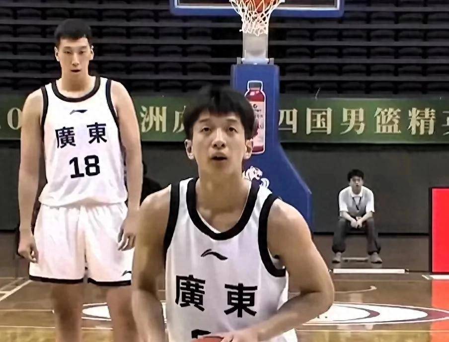 包含赛地聚焦：CBA常规赛集结日热度飙升，奥兰多魔术刷新队史纪录，质疑声四起，赛程密集仍需轮换的词条